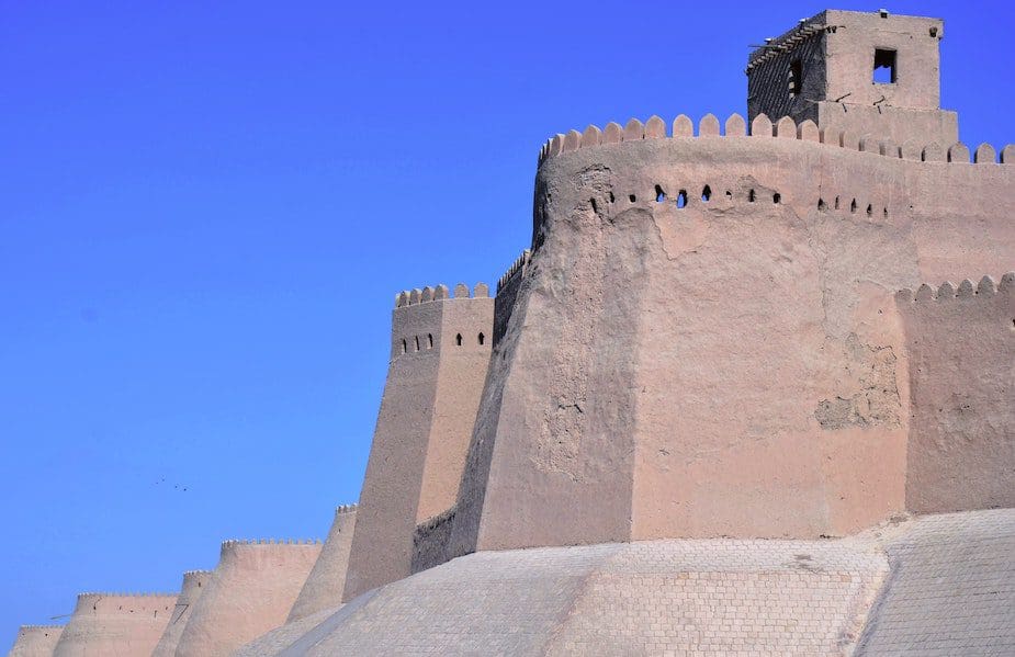Reizen door Oezbekistan naar de stad Khiva met deze muren van de old town