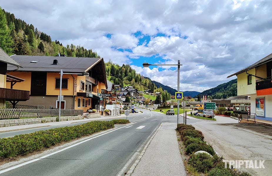 Straat in het centrum van Bad Kleinkirhheim