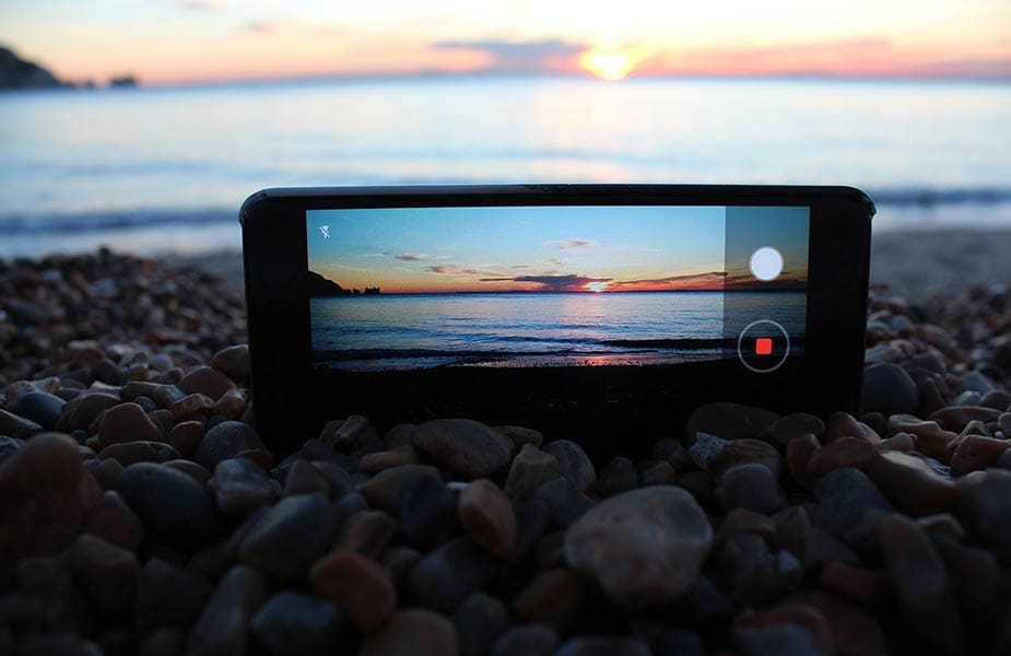 Mobiele telefoon op strand