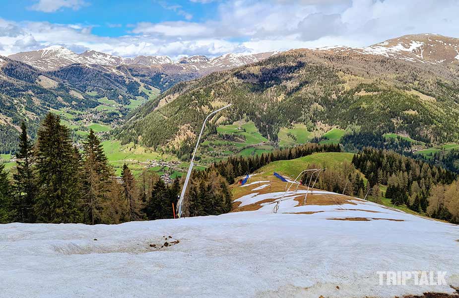 Skipiste met nog sneeuw in Bad Kleinkirchheim