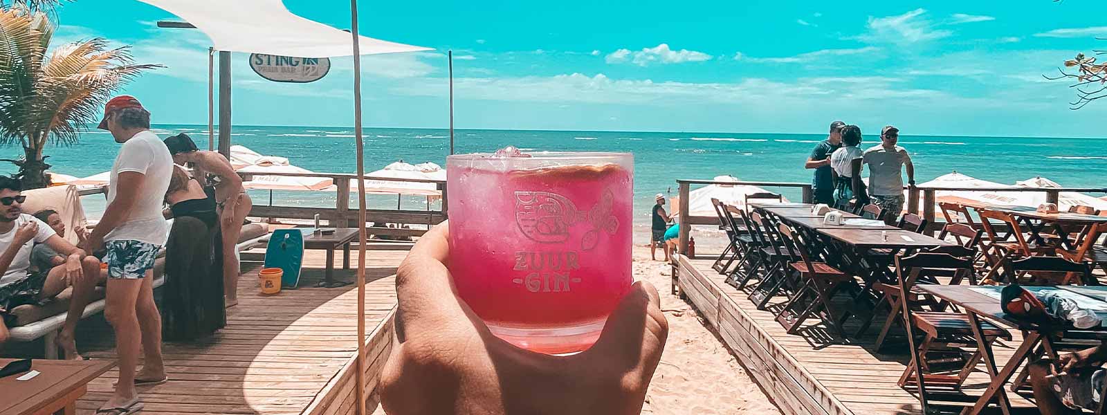 Cocktail op een zonnig strand