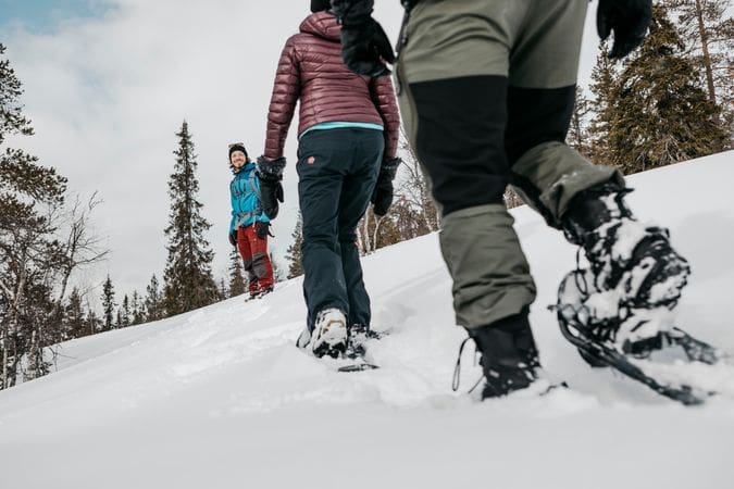 Lopen op speciale sneeuwschoene