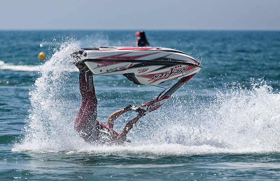 Jetski op zijn kop op zee