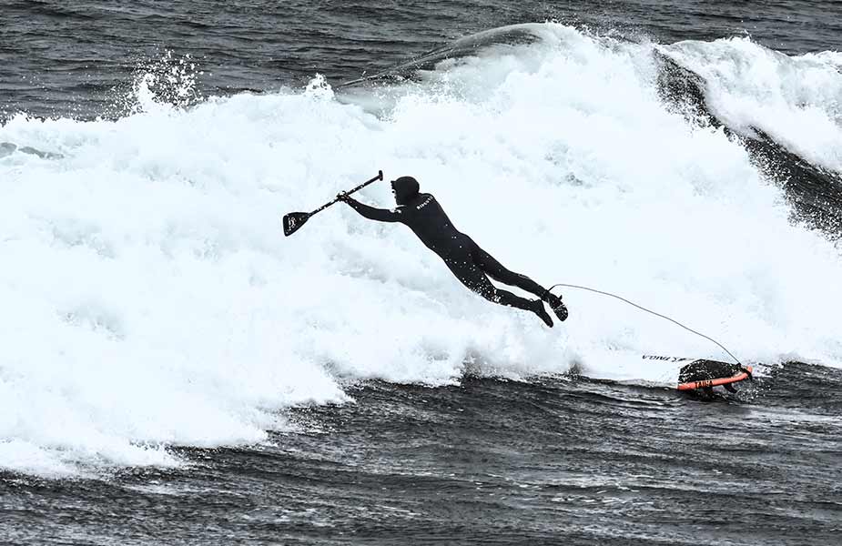 Surfer valt in de golven