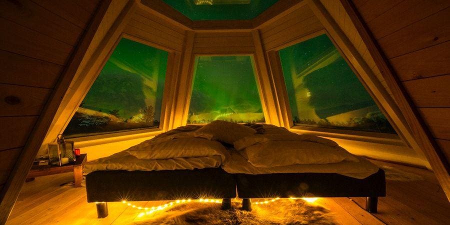 Genieten van het noorderlicht vanuit je kamer in Aurora Hideaway in Lapland