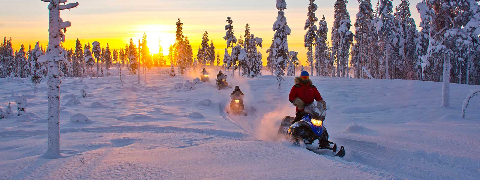 Op een sneeuwscooter tijdens een vakantie in Lapland