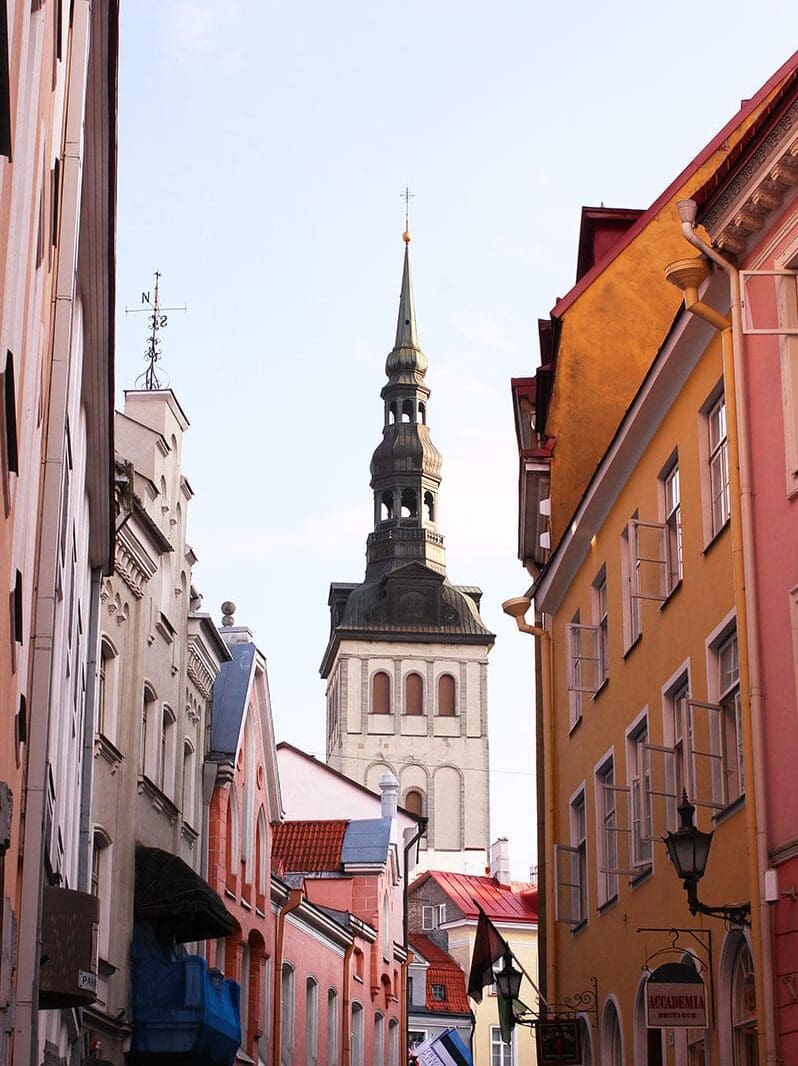 Straten met gekleurde huizen in Tallinn