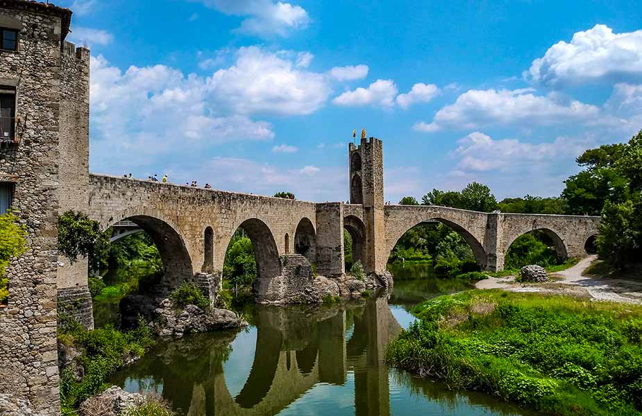 Mooie oude brug bij het dorpje Besalu