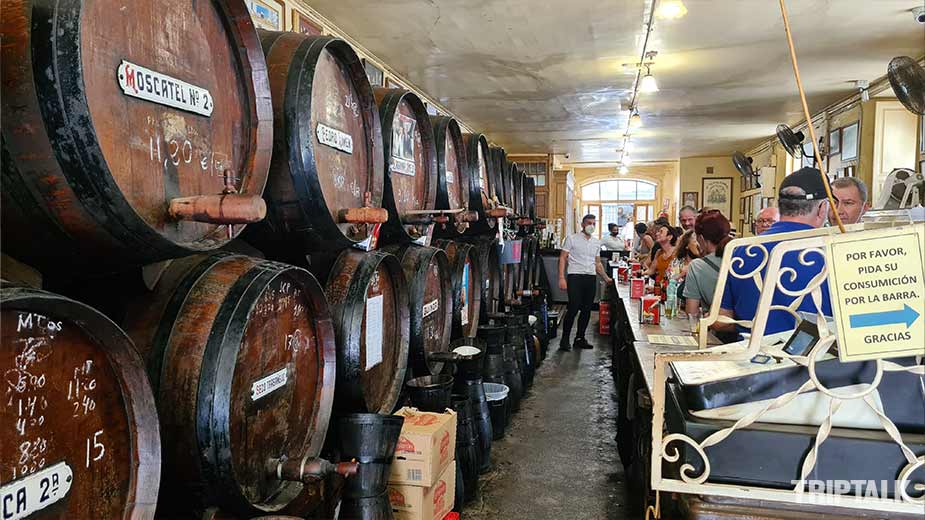 De wijnvaten in bodega bar Casa de Guardia