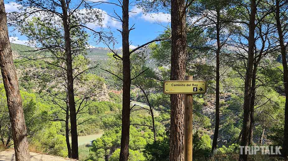 Bordje in bos met Caminito del Rey