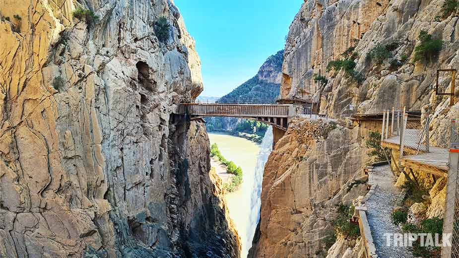 De brug met waterval van El Caminito del Rey