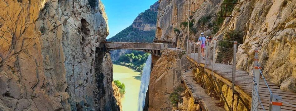 De waterval en brug van Caminito del Rey