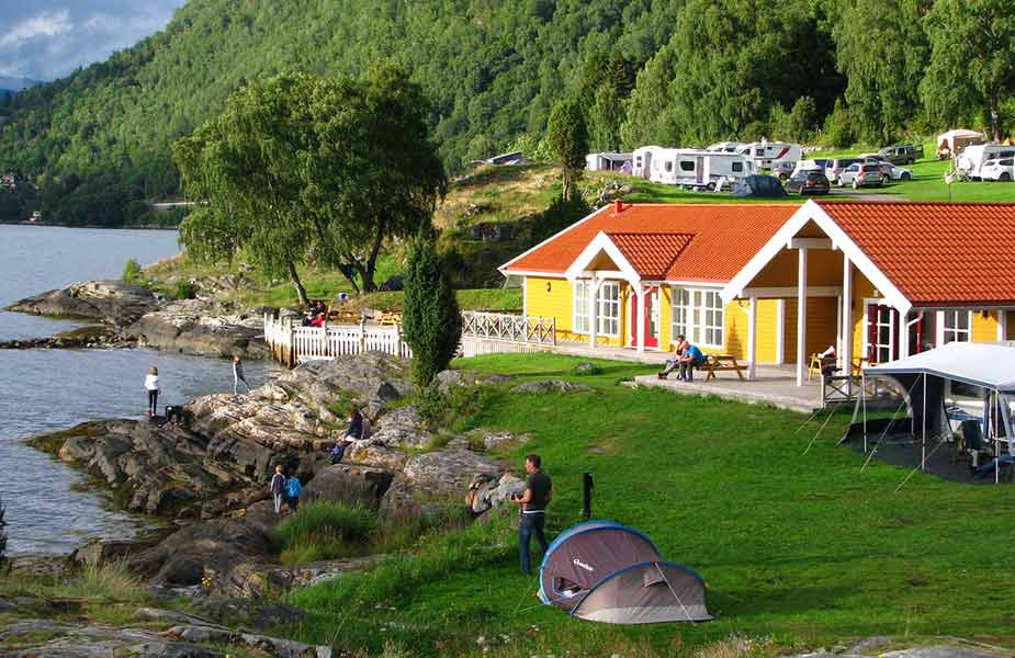 Camping aan een meer in Noorwegen