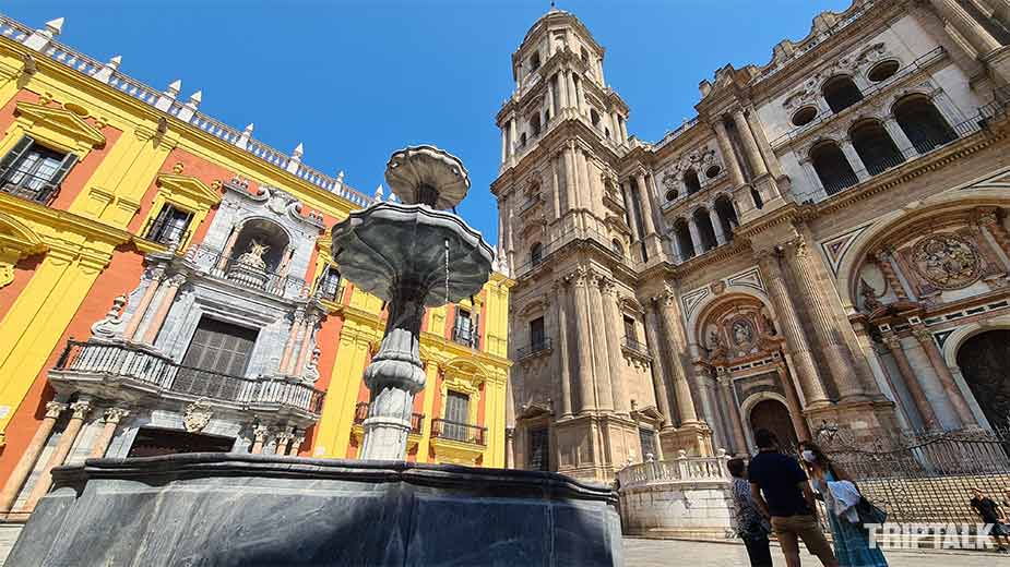 Pleintje met zicht op de kathedraal van Malaga