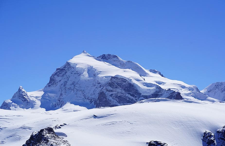 De Monta Rosa met besneeuwde tiop