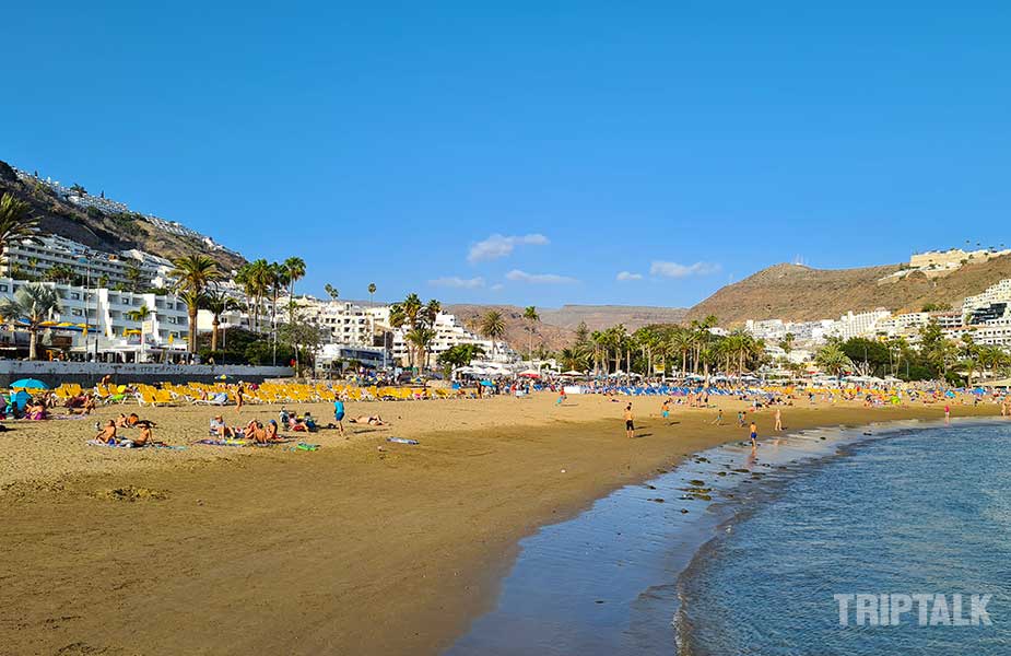 Zandstrand bij Puerto Rico op Gran Canaria