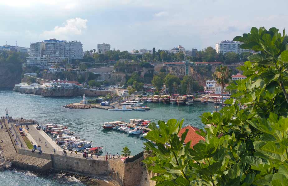 Zicht op de jachthaven van Antalya