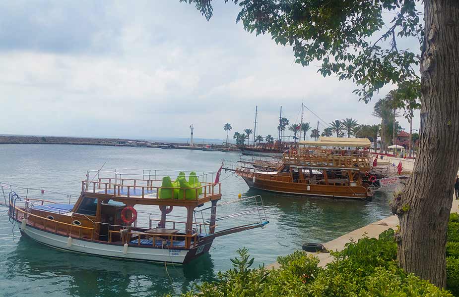 Typische boten in de jachthaven van Antalya