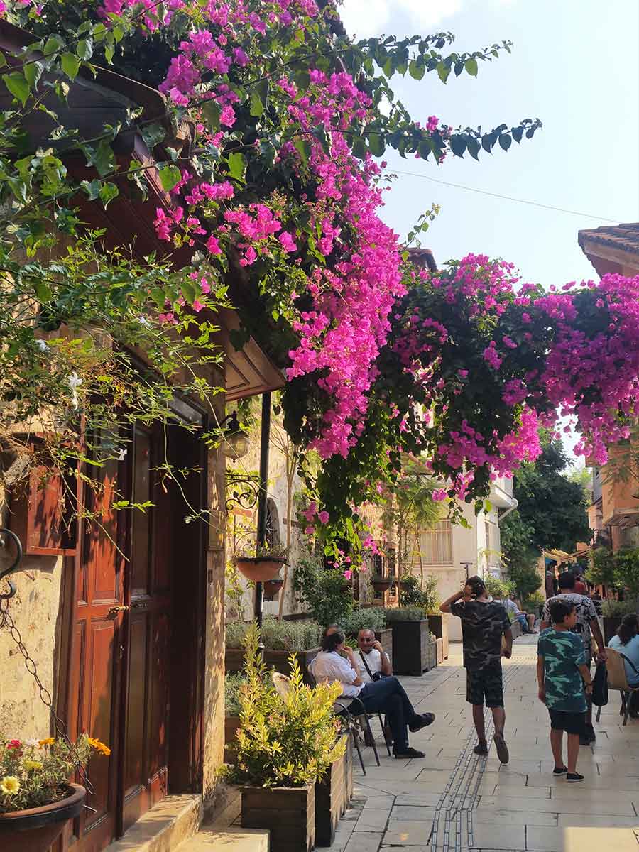 Kleurrijke straat in de oude stad van Antalya