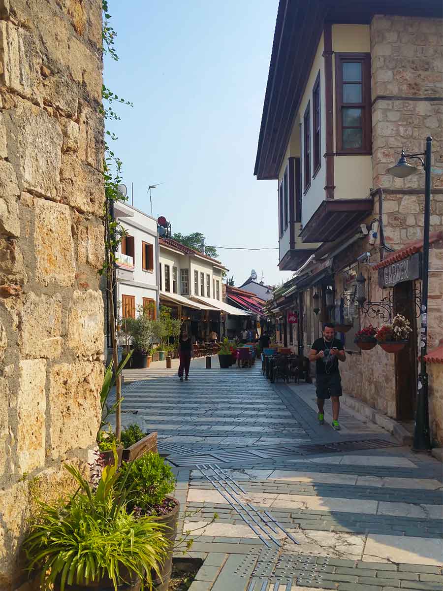 Doen in Antalya satd, loop door deze straatjes met deze authentieke gebouwen