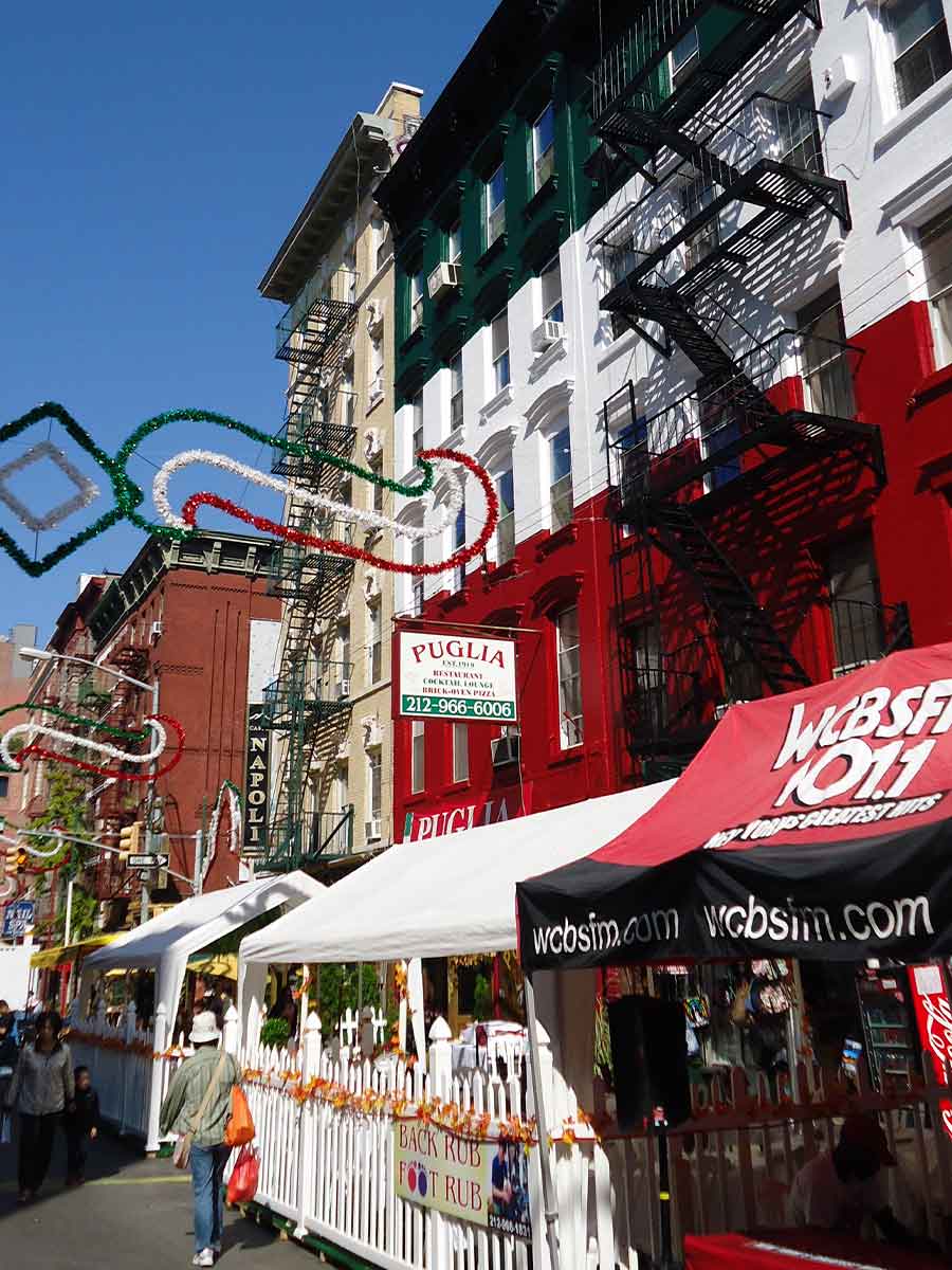 Een gebouw in Italiaanse kleuren in de wijk Little Italy in New York