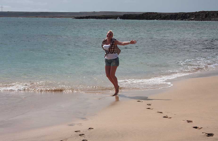 Manon op het strand tijdens haar vakantie Kaapverdie