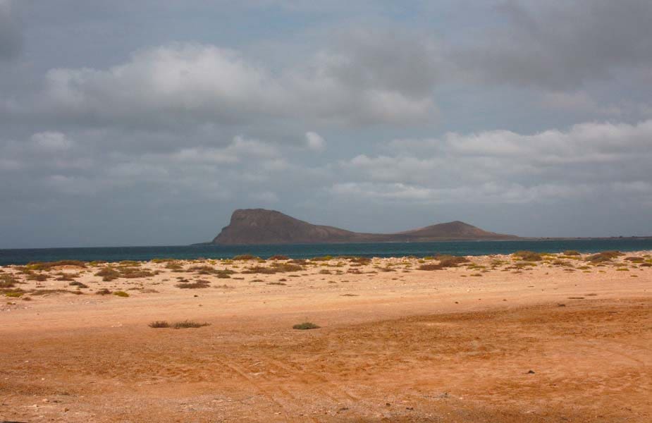 Natuur op Sal op Kaapverdie met uitzicht op zee