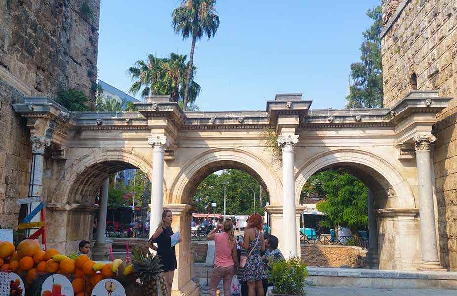 Belangrijke bezienswaardigheid in Antalya, de oude toegangspoort
