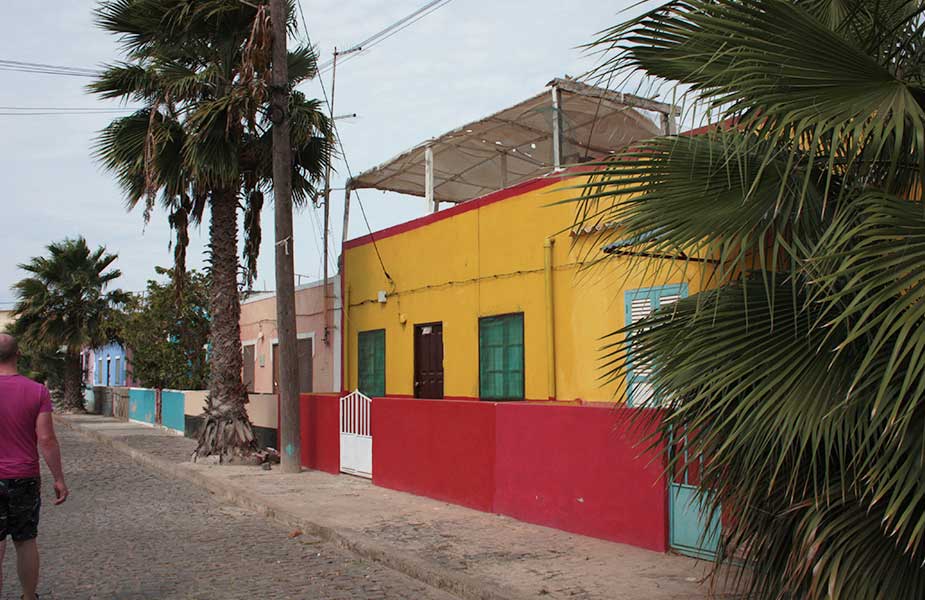Huisje in een straat op Sal op Kaapverdie