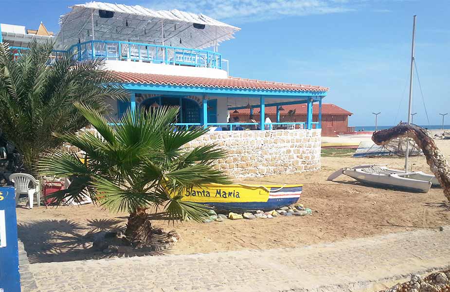 Strandtentje aan het strand op Sal vakantie Kaapverdie