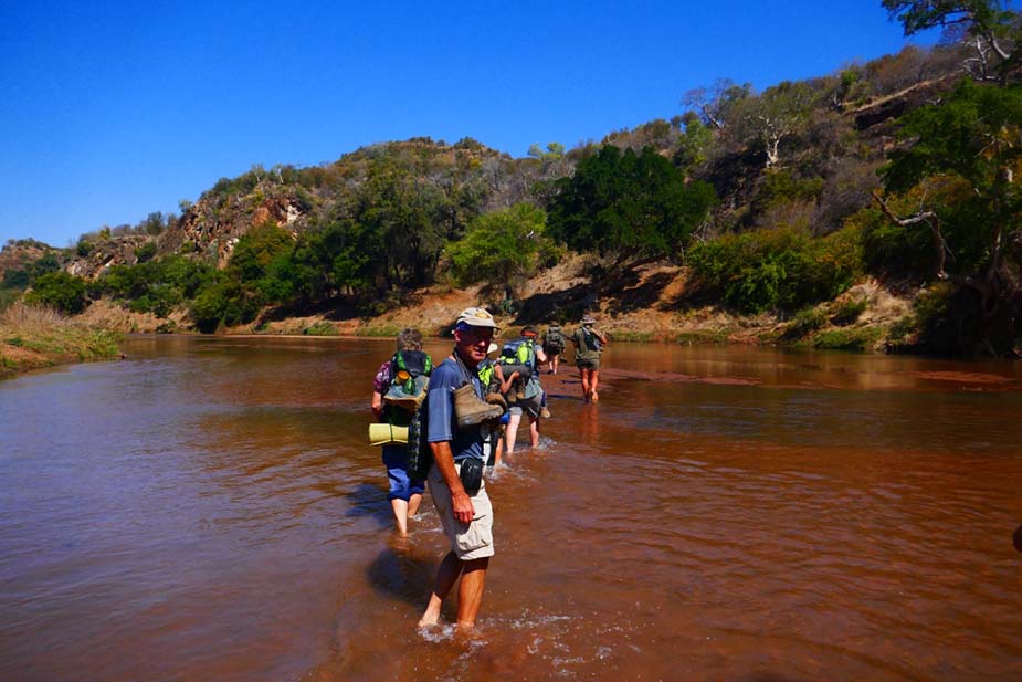 Rivier oversteken tijdens de trekking door Zuid-Afrika