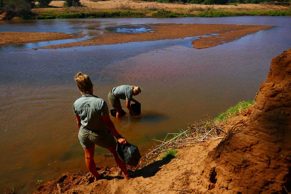 Tijdens de trekkingn door Zuid-Afrika filteren we water uit de rivier