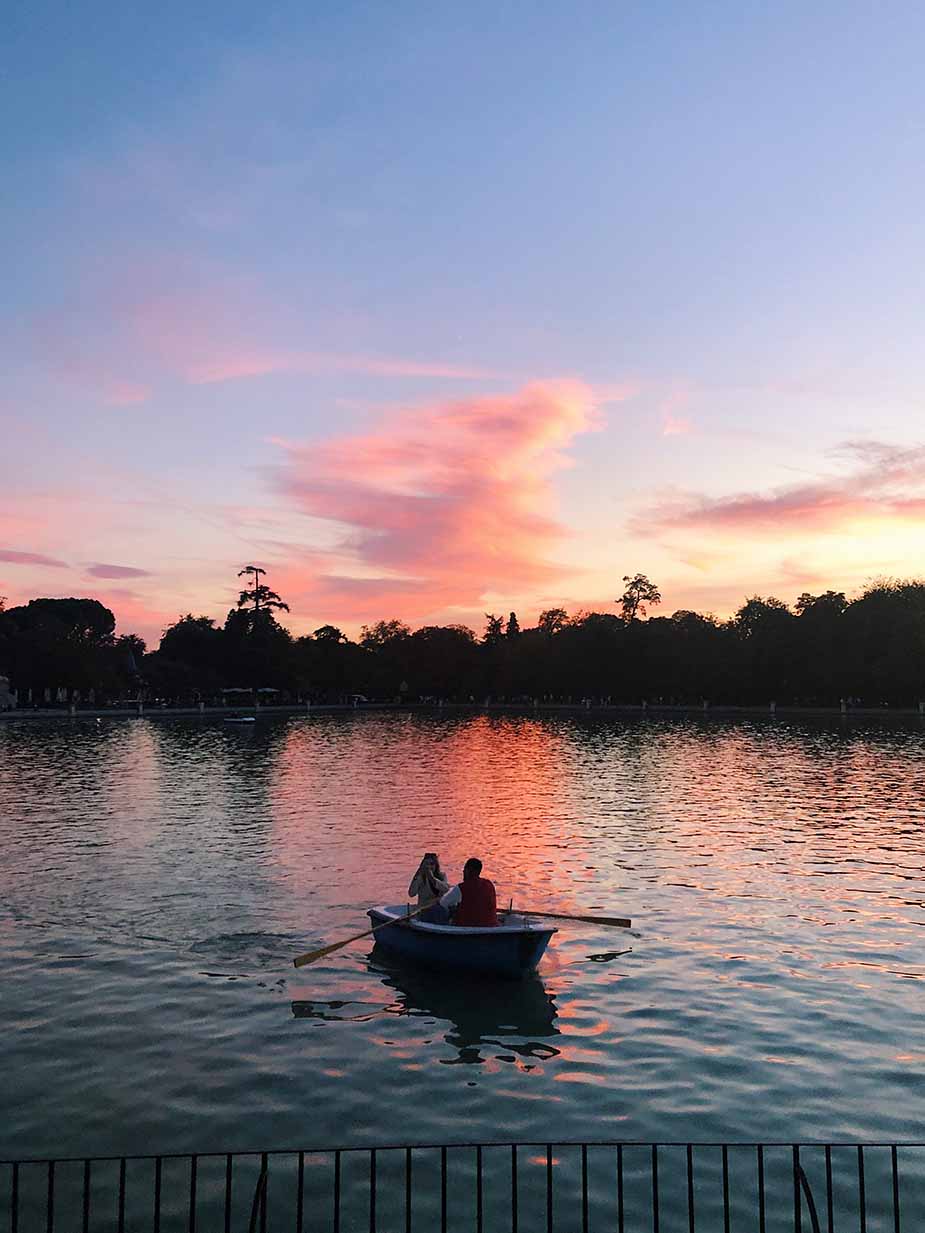 retiro park zonsondergang madrid