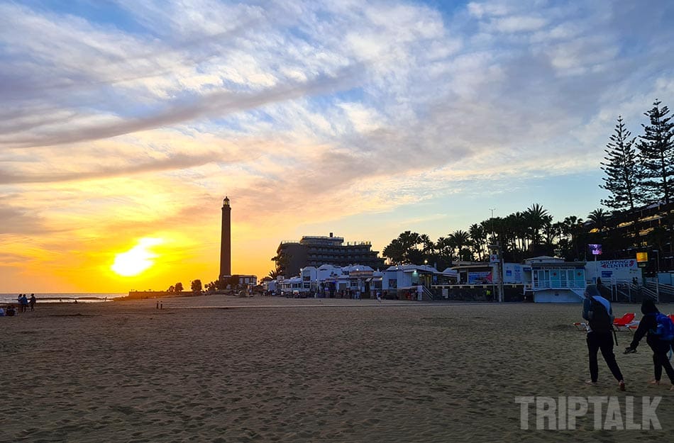 Strand van Playa de Maspalomas bij zonsondergang