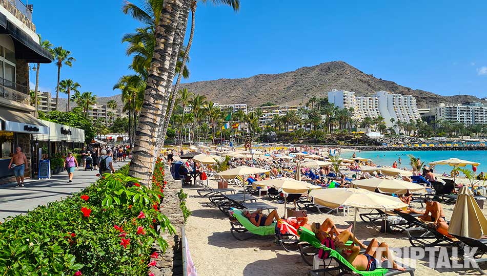 Strand Anfi del Mar met boulevard