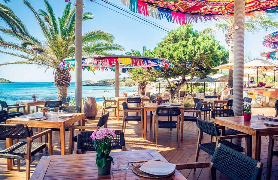 Het terras van Aiyanna beachclub op Ibiza