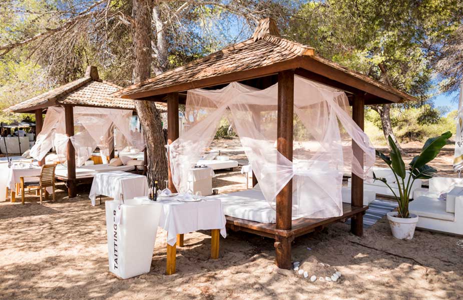 De beachclub van Cala Bassa op Ibiza