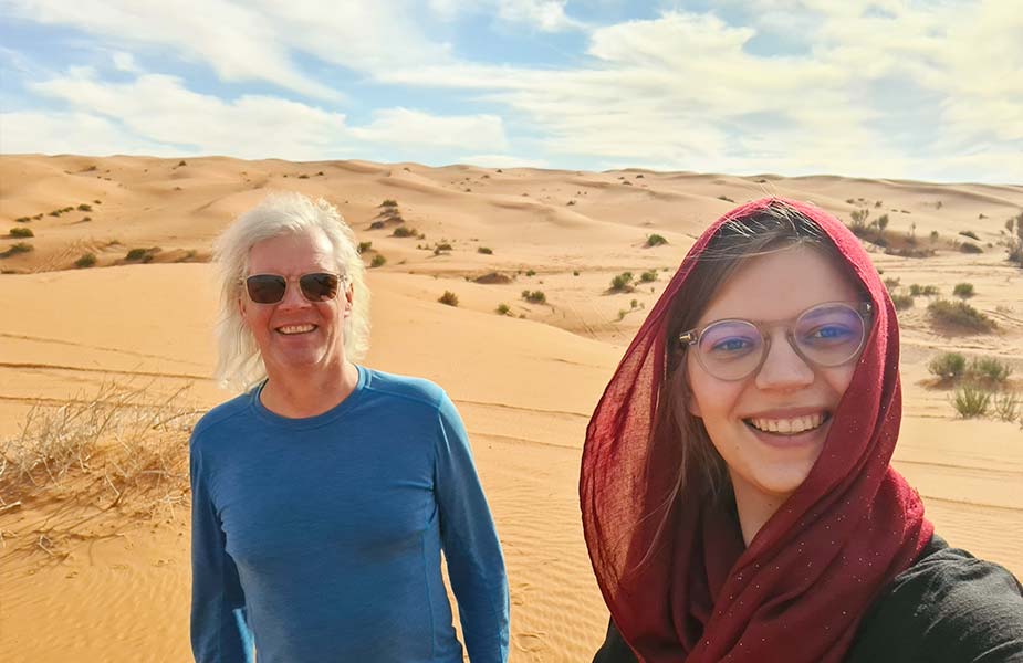 Maartje en vader in woestijn Saoedi-Arabie