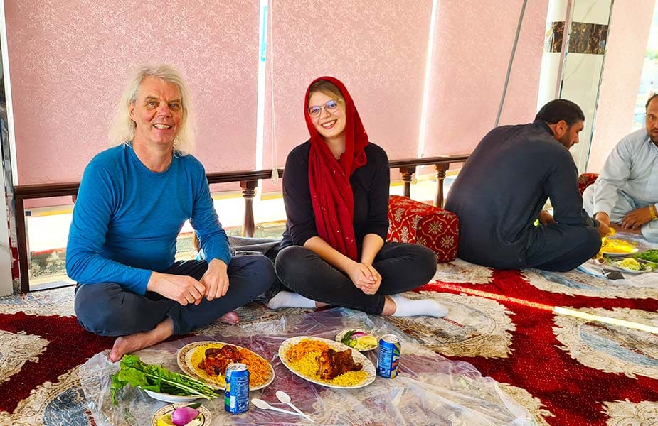 Maartje en haar vader aan het eten in Riyadh