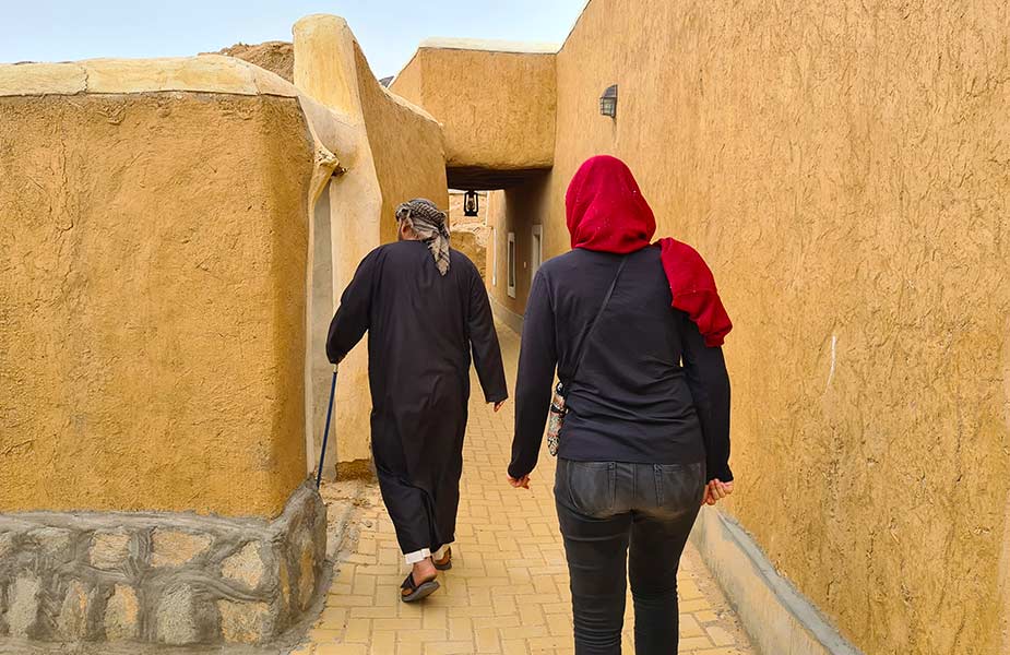 Maartje in oud dorpje in Saoedi Arabie
