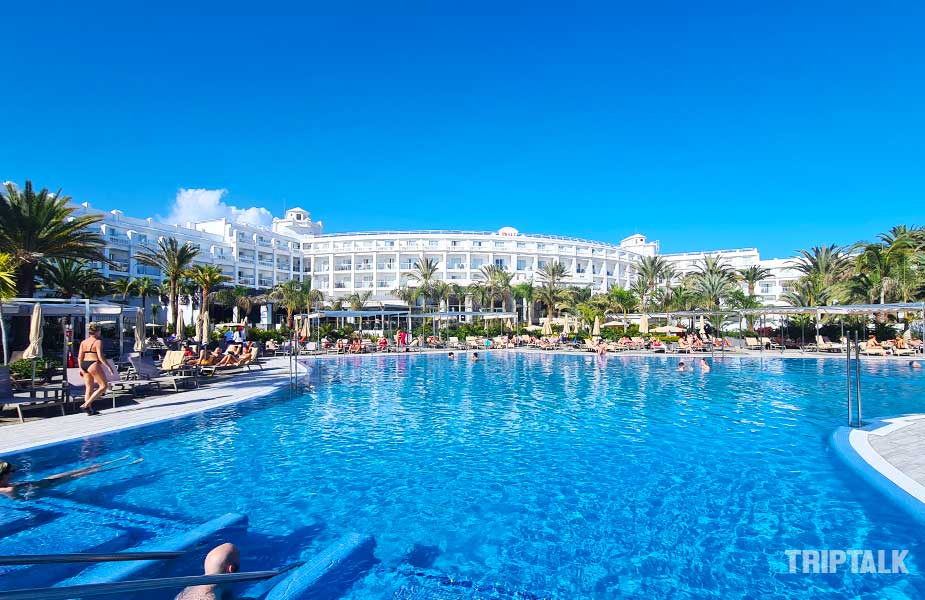 Het grote zwembad van RIU Palace Maspalomas