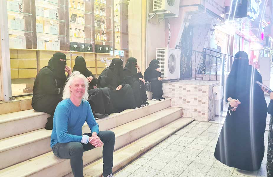 De vader met Saoedische dames tijden Saoedi Arabië reis