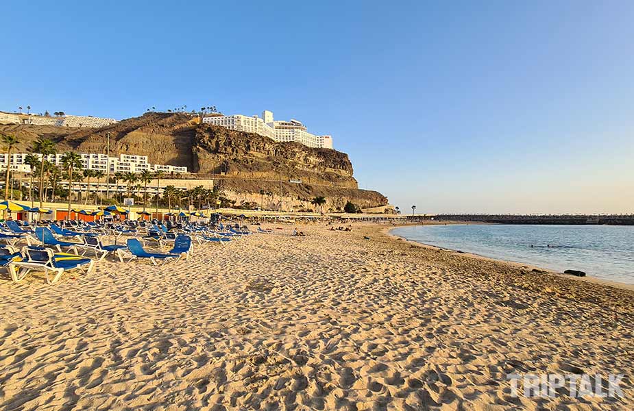 Strand van Playa de Amadores bij zonsondergang