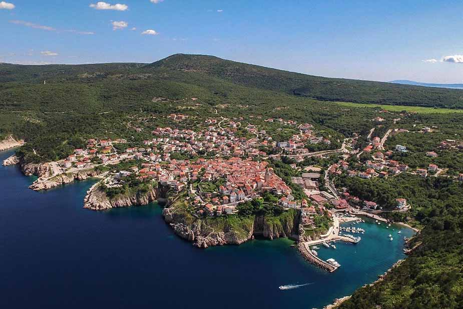 Uitzicht op een vakantieplaats in Kroatie aan de kust