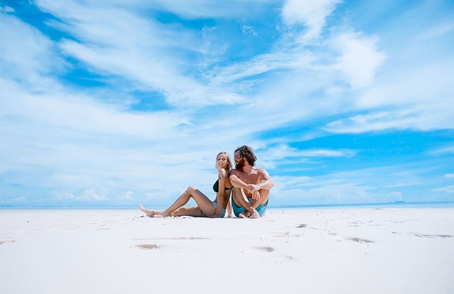 Koppel zorgeloos op strand