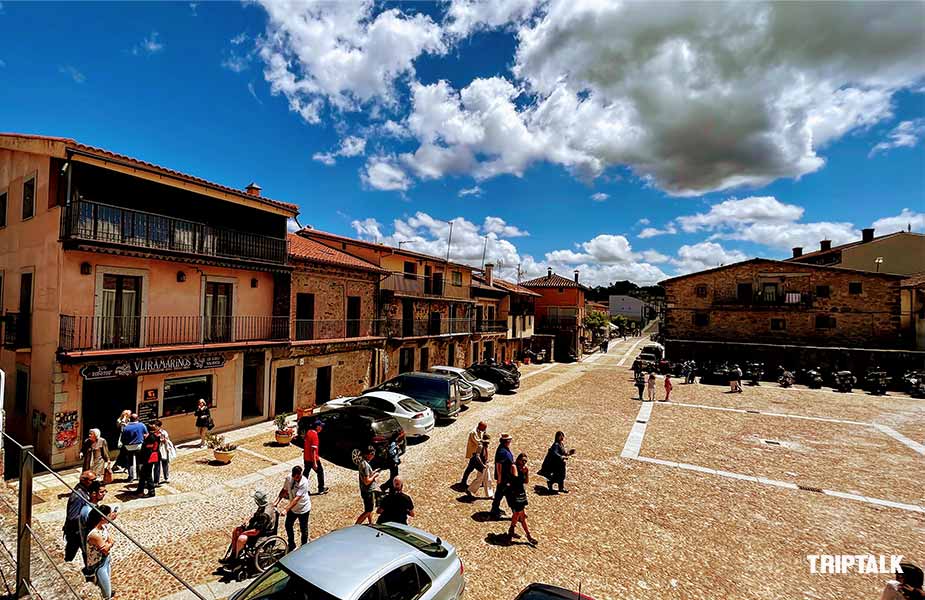 Het oude plein in het dorp Miranda del Castanar in Castilie en Leon