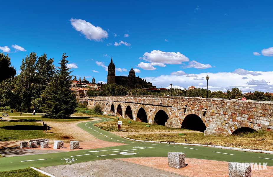 De oude Puento Romano brug in Salamanca