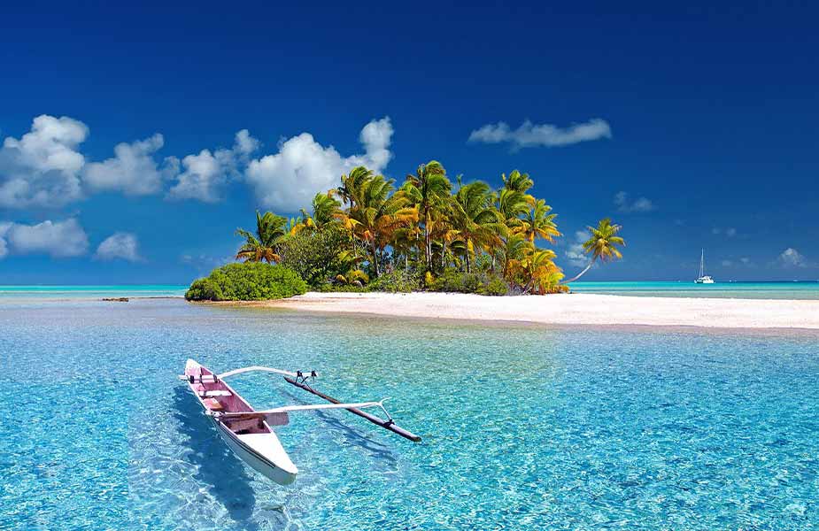 Tropisch eiland met een typisch bootje