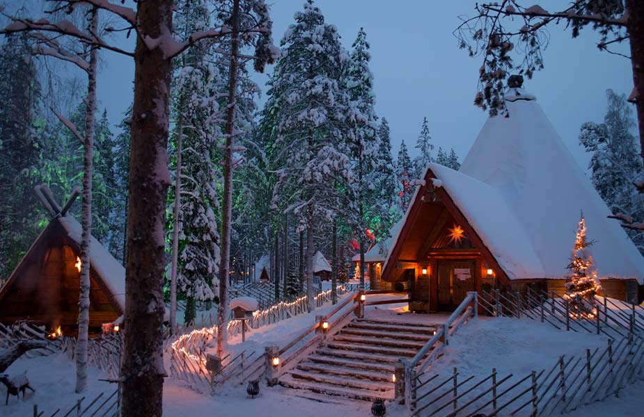Huisje bedekt met sneeuw tijdens kerst in Rovaniemi