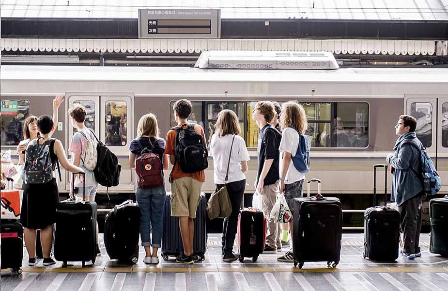 Mensen wachtend op een trein op het station